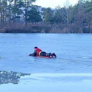 В Энергодаре четверо рыбаков едва не утонули, провалившись под лед. Фото - reporter-ua.com - Запорожье