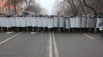 В Алма-Ате протестующие начали штурм здания мэрии - iz.ru - Казахстан - Израиль - Алма-Ата - Шымкент - Актобе - Тараз