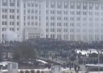 Протестующие взяли штурмом здание акимата Алма-Аты - ya62.ru - Казахстан - Алма-Ата