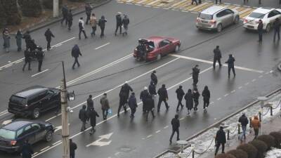 Касым-Жомарт Токаев - Протестующие ворвались в мэрию Алма-Аты и открыли стрельбу по военным - 5-tv.ru - Казахстан - Алма-Ата - Мангистауская обл. - Протесты