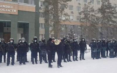Ситуация в Казахстане: в Актобе полиция перешла на сторону протестующих, люди штурмуют администрацию - agrimpasa.com - Украина - Казахстан - Актобе - Актюбинская обл.