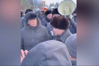 Глава администрации казахстанского Костаная вышел к протестующим - mk.ru - Казахстан - Костанай