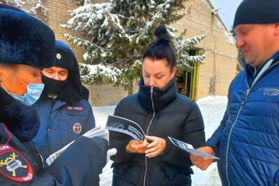 Госавтоинспекторы надевали смолянам на руку браслеты в Дивасах - mk-smolensk.ru - Смоленск