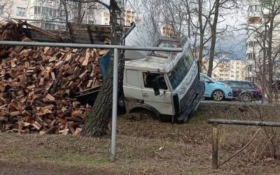 Под Киевом водитель отправил грузовик в кювет после задержания копами: фото - politeka.net - Украина - Киев - Киевская обл. - Киев