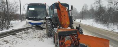 Под Кирово-Чепецком рейсовый автобус врезался в трактор - runews24.ru