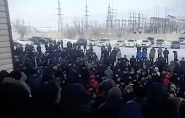 В Жезказгане шахтеры и жители митингуют второй день у здания городского акимата - charter97.org - Белоруссия - Карагандинская обл.