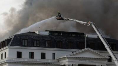 Через четыре дня: пожарные покинули уничтоженый огнем комплекс Парламента ЮАР - unn.com.ua - Украина - Киев - Юар - Кейптаун - Парламент