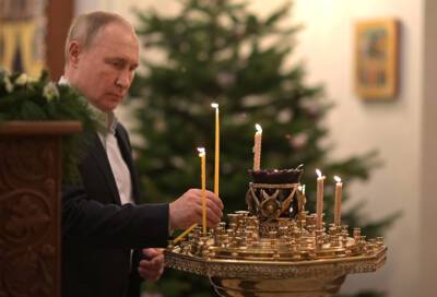 Владимир Путин - Владимир Путин посетил рождественскую службу в храме в Ново-Огарёво - online47.ru - Россия - Ленинградская обл.