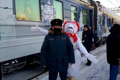 Новгородские спасатели обезопасили мобильную резиденцию Деда Мороза - mk.ru - Новгородская обл. - Великий Новгород