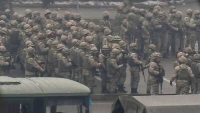 Во время стрельбы в Алма-Ате взятых в плен военных сделали живым щитом - 5-tv.ru - Казахстан - Алма-Ата - Протесты