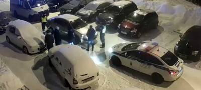 Ребенок попал под машину во дворе жилого дома в Петрозаводске (ВИДЕО) - stolicaonego.ru - Петрозаводск - республика Карелия