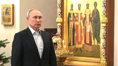 Владимир Путин - Дмитрий Песков - Путин посетил богослужение в Рождество один из-за ковидных ограничений - iz.ru - Москва - Россия - Санкт-Петербург - Израиль - Великий Новгород