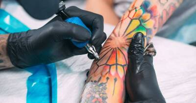 В Евросоюзе запретили яркие краски для татуировок из-за вреда здоровью - ren.tv