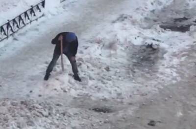 Александр Беглов - Жители ЖК «Новая Охта» взяли в руки лопаты, чтобы откапать от снега дворы - neva.today - Санкт-Петербург