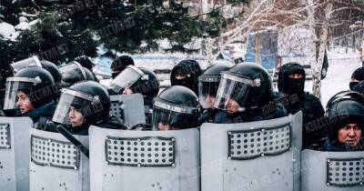 В Костанае остаются баррикады, полиция продолжает дежурство - ren.tv - Казахстан - Костанай - Костанайская обл.