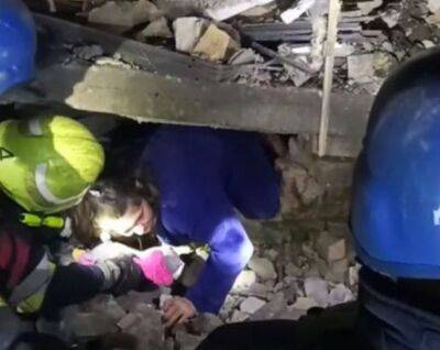Застряли под завалами здания: В ГСЧС показали видео спасения семьи в Запорожье - golos.ua - Россия - Украина - Запорожье - Гсчс