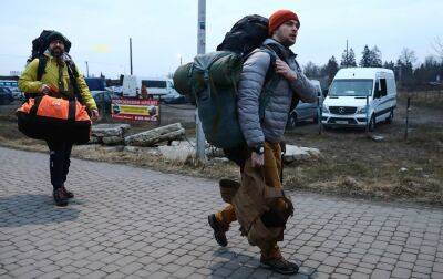 Опікуни та водії. Кому з чоловіків дозволяють виїздити за кордон під час війни - rbc.ua - Україна