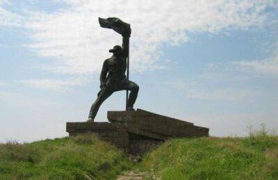 В Ужгороді демонтують пам'ятник радянським воїнам-визволителям - lenta.ua - Україна - місто Ужгород