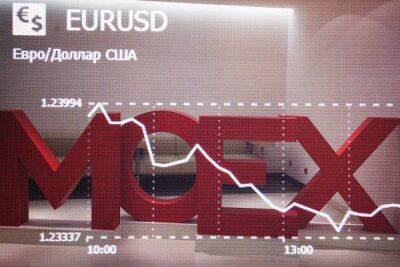 Мосбиржа: рубль укрепляется к доллару и слабеет к юаню на старте торгов пятницы - smartmoney.one - Москва
