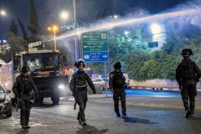Беспорядки в Восточном Иерусалиме: арабы забросали камнями машину поселенцев, двое ранены - nashe.orbita.co.il - Израиль - Восточный Иерусалим