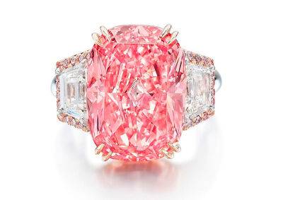 Елизавета II - Редкий розовый бриллиант продали на аукционе за рекордные $57,7 млн - vinegret.cz - США - Гонконг - Канада - Чехия - Танзания