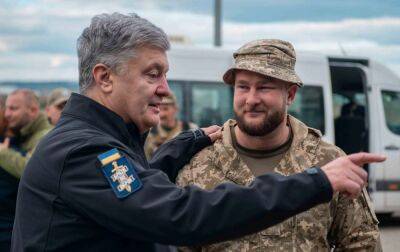 Петро Порошенко - Порошенко привіз для бригади, яка звільняла Ізюм, мобільну лазню - rbc.ua - Україна