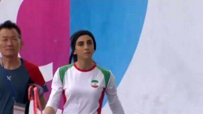 Амини Махсы - Иранская спортсменка Эльназ Рекаби, выступившая на соревнованиях без хиджаба, вернулась в Тегеран - ru.euronews.com - Южная Корея - Иран - Тегеран