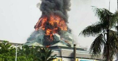 Попала искра от горелки: в Джакарте во время ремонта загорелся и рухнул купол мечети (видео) - focus.ua - Китай - Украина - Турция - Стамбул - Индонезия - Джакарта