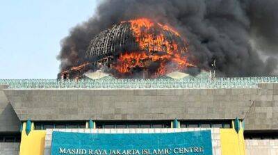 В Джакарте из-за пожара обрушился купол Большой мечети - obzor.lt - Индонезия - Джакарта - Jakarta