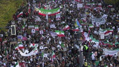 Амини Махсы - Акции солидарности с протестующими иранцами - ru.euronews.com - Токио - Германия - Япония - Берлин - Иран - Голландия - Тегеран