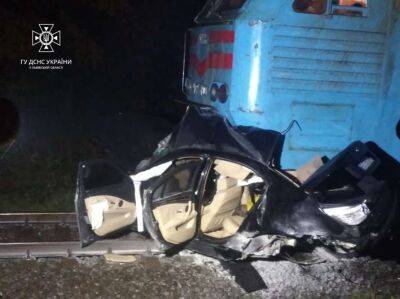 На Львівщині у смертельній ДТП пасажирський потяг зіткнувся з автомобілем - lenta.ua - Украина