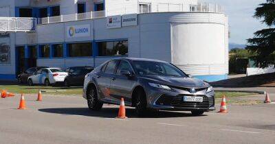 Новая Toyota Camry неожиданно провалила "лосиный" тест (видео) - focus.ua - Украина - Швеция