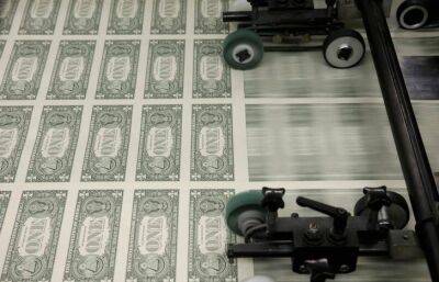 ЦБ РФ установил курс доллара США на сегодня в размере 55,2987 руб., евро - 52,7379 руб. - smartmoney.one - Россия - США - Reuters