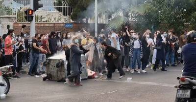 Амини Махсы - "Лучше смерть, чем унижение". В Иране к массовым протестам присоединились студенты - rus.delfi.lv - Иран - Тегеран - Латвия