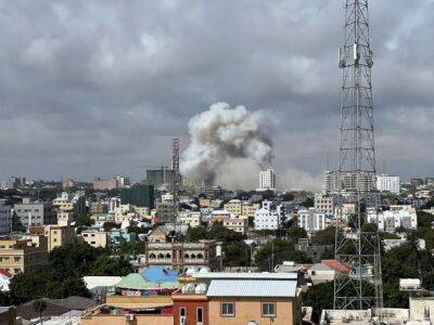 В столице Сомали взорвались две заминированные машины, погибли по меньшей мере 100 человек, 300 получили ранения - unn.com.ua - Украина - Киев - Сомали - Могадишо