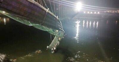 Нарендра Моди - В Индии упал мост через реку, на котором было до 500 человек: много погибших (видео) - focus.ua - Украина - Индия - India - Дели