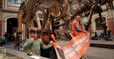 Эко-активистки приклеили себя к скелету динозавра возрастом 66 млн лет (видео) - focus.ua - Украина - Англия - Германия - Берлин - Экология