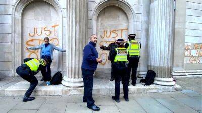 Винсент Ван-Гог - Экоактивисты «Just Stop Oil» облили краской здание Банка Англии - rbnews.uk - Англия - Голландия - Гаага
