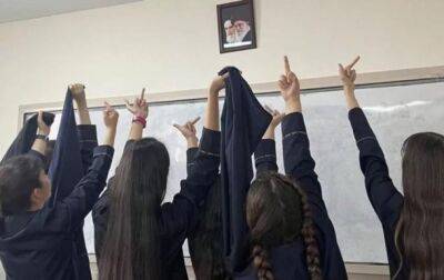 Аля Хаменеи - Иранские школьницы сняли хиджабы и вышли на протесты - korrespondent.net - США - Украина - Израиль - Иран - Тегеран