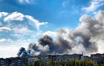 В оккупированном Донецке сильный пожар после взрывов - charter97.org - Украина - Белоруссия - Донецк