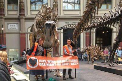 У Берліні дві кліматичні активістки приклеїлися в музеї до скелета динозавра - lenta.ua - Украина - місто Берлін