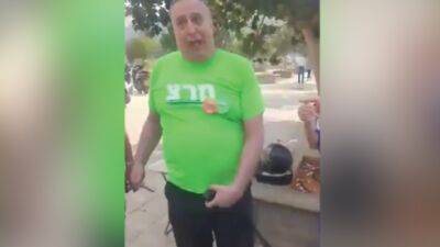 Видео: в Нетании мужчина в футболке МЕРЕЦ осквернил тфилин - vesty.co.il - Израиль - Нетании