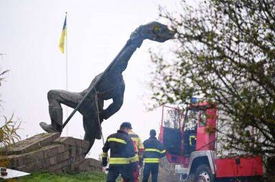 На Закарпатті знесли пам'ятник радянському солдатові - lenta.ua - Украина - місто Ужгород