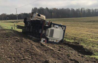 Водитель большегруза на трассе М6 не справился с управлением и съехал в кювет - ont.by - Белоруссия - Литва - Минск