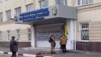 Украинский - Украинский флаг вывесили над зданием Нацполиции в Херсоне - 24tv.ua - Херсон