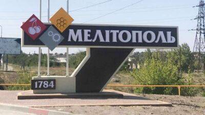 На головній площі Мелітополя зняли російський триколор (фото) - lenta.ua - Украина - місто Мелітополь