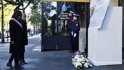 Элизабет Борн - Франция вспоминает жертв терактов в Париже 13 ноября 2015 - ru.euronews.com - Франция - Париж