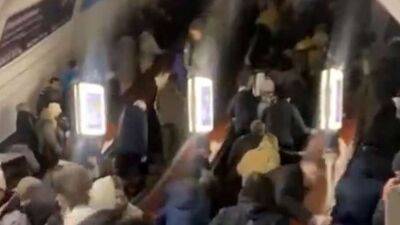 Пасажири в паніці влаштували тисняву у столичному метро через НП (відео) - lenta.ua - Украина - місто Київ