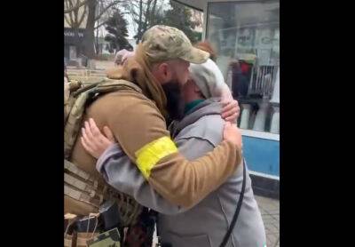 "Бабуля, це я!": У мережі показали зворушливе відео зустрічі військових із родичами з Херсона - vchaspik.ua - Украина - місто Херсон