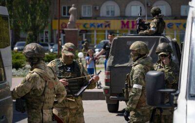 Володимир Зеленський - Окупанти заселяються у будинки місцевих в Олешках та Новотроїцькому Херсонської області - rbc.ua - Україна